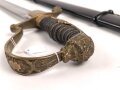 Preußen, Säbel für einen Offizier der Artillerie. Doppelseitig geätzte Klinge, wuchtiges Gefäß mit gut erhaltenem Griffstück. Scheide original lackiert ?
