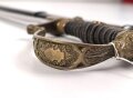 Preußen, Säbel für einen Offizier der Artillerie. Doppelseitig geätzte Klinge, wuchtiges Gefäß mit gut erhaltenem Griffstück. Scheide original lackiert ?