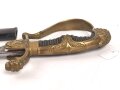 Preußen, Säbel für einen Offizier der Artillerie. Doppelseitig geätzte Klinge, wuchtiges Gefäß mit gut erhaltenem Griffstück. Scheide original lackiert ?