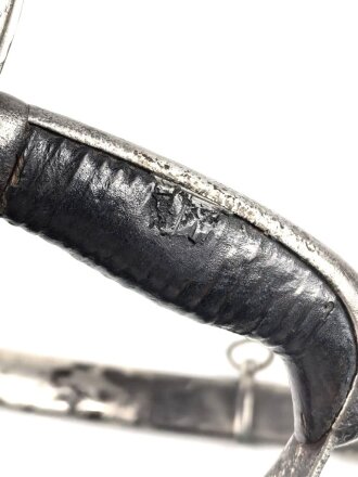 Bayern, Artillerie Extrasäbel für Mannschaften. Tolle Klinge von WK u. C. mit beidseitiger, gebäuter Klingenätzung " Zur Erinnerung an meine Dienstzeit Kgl. Bayr. 10. Feld Artillerie Reg. " Ansonsten eher bescheidener Zustand, gereinigt