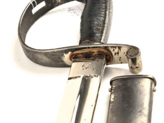 Bayern, Artillerie Extrasäbel für Mannschaften. Tolle Klinge von WK u. C. mit beidseitiger, gebäuter Klingenätzung " Zur Erinnerung an meine Dienstzeit Kgl. Bayr. 10. Feld Artillerie Reg. " Ansonsten eher bescheidener Zustand, gereinigt