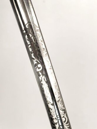 Hessen, Säbel für Infanterie Offiziere. Sauibere Klinge von Eickhorn Solingen mit beidseitiger Ätzung . Die Scheide neuzeitlich lackiert, sonst guter Gesamtzustand