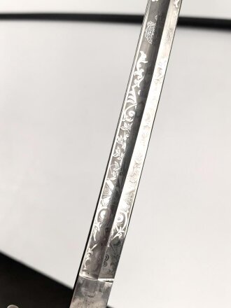Hessen, Säbel für Infanterie Offiziere. Sauibere Klinge von Eickhorn Solingen mit beidseitiger Ätzung . Die Scheide neuzeitlich lackiert, sonst guter Gesamtzustand