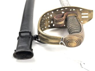 Hessen, Säbel für Infanterie Offiziere. Sauibere Klinge von Eickhorn Solingen mit beidseitiger Ätzung . Die Scheide neuzeitlich lackiert, sonst guter Gesamtzustand