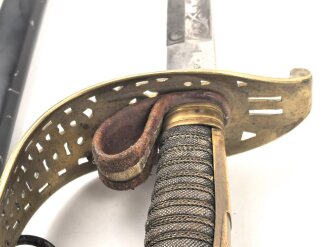 Hessen, Säbel für Infanterie Offiziere. Sauibere Klinge von Eickhorn Solingen mit beidseitiger Ätzung . Die Scheide neuzeitlich lackiert, sonst guter Gesamtzustand