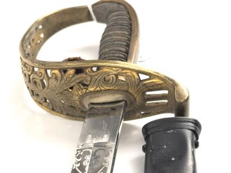 Hessen, Säbel für Infanterie Offiziere. Sauibere Klinge von Eickhorn Solingen mit beidseitiger Ätzung . Die Scheide neuzeitlich lackiert, sonst guter Gesamtzustand