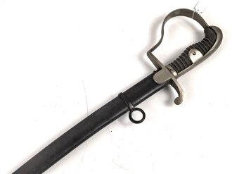 Preußen,  Artillerie Säbel Modell 1848 , Eigentumstück mit verputzter, beidseitiger Klingenätzung. Die Scheide original brüniert