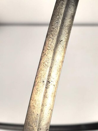 Preußen,  Artillerie Säbel Modell 1848 , Eigentumstück mit verputzter, beidseitiger Klingenätzung. Die Scheide original brüniert