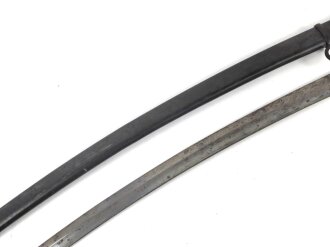 Preußen,  Artillerie Säbel Modell 1848 , Eigentumstück mit verputzter, beidseitiger Klingenätzung. Die Scheide original brüniert