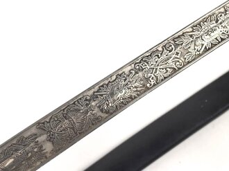 Preußen,  Kavallerie Säbel Modell 1952/ 79. Kammergestempeltes Stück mit beidseitiger Klingenätzung " Kurhess. Train Bataillon Nr.11" . Gefäß und Scheide gereinigt, leicht narbig, die Scheide neuzeitlich lackiert