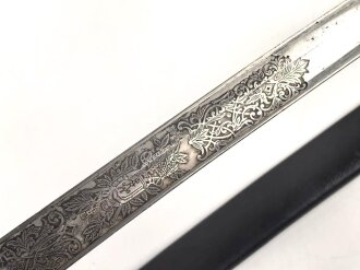 Preußen,  Kavallerie Säbel Modell 1952/ 79. Kammergestempeltes Stück mit beidseitiger Klingenätzung " Kurhess. Train Bataillon Nr.11" . Gefäß und Scheide gereinigt, leicht narbig, die Scheide neuzeitlich lackiert