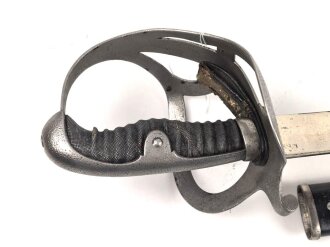 Preußen,  Kavallerie Säbel Modell 1952/ 79. Kammergestempeltes Stück mit beidseitiger Klingenätzung " Kurhess. Train Bataillon Nr.11" . Gefäß und Scheide gereinigt, leicht narbig, die Scheide neuzeitlich lackiert