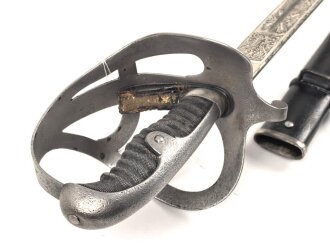 Preußen,  Kavallerie Säbel Modell 1952/ 79. Kammergestempeltes Stück mit beidseitiger Klingenätzung " Kurhess. Train Bataillon Nr.11" . Gefäß und Scheide gereinigt, leicht narbig, die Scheide neuzeitlich lackiert