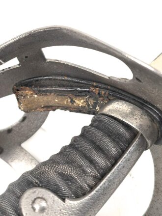 Preußen,  Kavallerie Säbel Modell 1952/ 79. Kammergestempeltes Stück mit beidseitiger Klingenätzung " Kurhess. Train Bataillon Nr.11" . Gefäß und Scheide gereinigt, leicht narbig, die Scheide neuzeitlich lackiert