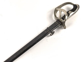 Preußen,  Kavallerie Säbel Modell 1852/ 79. Eigentumstück mit beidseitig geätzter Klinge und Klappbügelgefäß. In Teilen überarbeitetes Stück mit ordentlichem Gesamteindruck