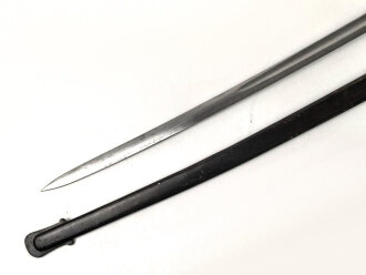 Preußen,  Kavallerie Säbel Modell 1852/ 79. Eigentumstück mit beidseitig geätzter Klinge und Klappbügelgefäß. In Teilen überarbeitetes Stück mit ordentlichem Gesamteindruck