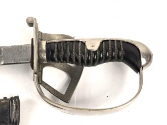 Preußen,  Kavallerie Säbel Modell 1852/ 79. Eigentumstück mit beidseitig geätzter Klinge und Klappbügelgefäß. In Teilen überarbeitetes Stück mit ordentlichem Gesamteindruck