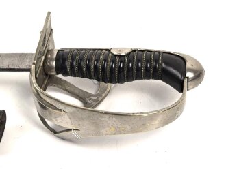 Preußen,  Kavallerie Säbel Modell 1852/ 79. Eigentumstück mit beidseitig geätzter Klinge und Klappbügelgefäß. In Teilen überarbeitetes Stück mit ordentlichem Gesamteindruck