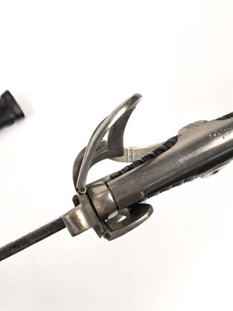 Preußen,  Kavallerie Säbel Modell 1852/ 79. Eigentumstück mit beidseitig geätzter Klinge und Klappbügelgefäß. In Teilen überarbeitetes Stück mit ordentlichem Gesamteindruck