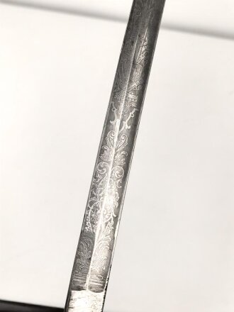 Preußen,  Kavallerie Säbel Modell 1852/ 79. Eigentumstück mit beidseitig geätzter Klinge und Klappbügelgefäß. In Teilen überarbeitetes Stück mit ordentlichem Gesamteindruck