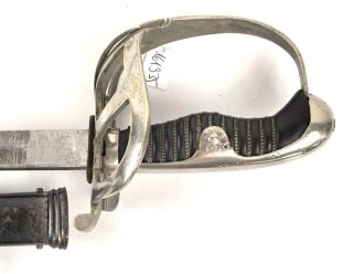 Preußen,  Kavallerie Säbel Modell 1852/ 79. Eigentumstück mit beidseitig geätzter Klinge und Klappbügelgefäß. In Teilen überarbeitetes Stück mit ordentlichem Gesamteindruck