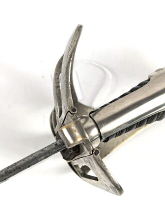 Preußen,  Kavallerie Säbel Modell 1952/ 79. Eigentumstück mit beidseitig geätzter Klinge und Klappbügelgefäß. In Teilen überarbeitetes Stück mit ordentlichem Gesamteindruck