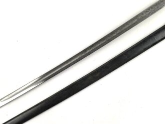 Preußen,  Kavallerie Säbel Modell 1952/ 79. Eigentumstück mit beidseitig geätzter Klinge und Klappbügelgefäß. In Teilen überarbeitetes Stück mit ordentlichem Gesamteindruck