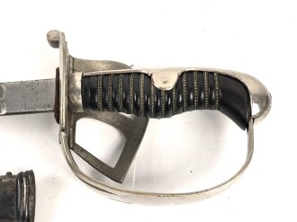 Preußen,  Kavallerie Säbel Modell 1952/ 79. Eigentumstück mit beidseitig geätzter Klinge und Klappbügelgefäß. In Teilen überarbeitetes Stück mit ordentlichem Gesamteindruck