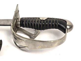 Preußen,  Kavallerie Säbel Modell 1952/ 79. Eigentumstück mit beidseitig geätzter Klinge und Klappbügelgefäß. In Teilen überarbeitetes Stück mit ordentlichem Gesamteindruck
