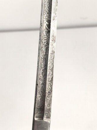 Preußen,  Kavallerie Säbel Modell 1952/ 79. Eigentumstück mit beidseitig geätzter Klinge und Klappbügelgefäß. In Teilen überarbeitetes Stück mit ordentlichem Gesamteindruck