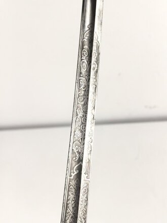 Preußen,  Kavallerie Säbel Modell 1952/ 79. Eigentumstück mit beidseitig geätzter Klinge und Klappbügelgefäß. In Teilen überarbeitetes Stück mit ordentlichem Gesamteindruck