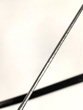 Preußen,  Kavallerie Säbel Modell 1952/ 79. Eigentumstück mit beidseitig geätzter Klinge und Klappbügelgefäß. In Teilen überarbeitetes Stück mit ordentlichem Gesamteindruck