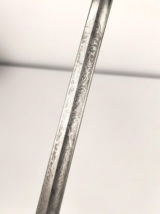 Preußen,  Kavallerie Säbel Modell 1952/ 79. Eigentumstück mit beidseitig geätzter Klinge und Klappbügelgefäß. In Teilen überarbeitetes Stück mit ordentlichem Gesamteindruck