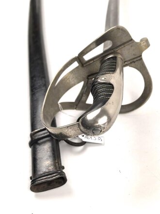 Preußen,  Kavallerie Säbel Modell 1952/ 79. Eigentumstück mit beidseitig geätzter Klinge und Klappbügelgefäß. In Teilen überarbeitetes Stück mit ordentlichem Gesamteindruck