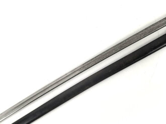 Preußen,  Kavallerie Säbel Modell 1952/ 79. Eigentumstück mit beidseitig geätzter Klinge und Klappbügelgefäß. In Teilen überarbeitetes Stück mit ordentlichem Gesamteindruck