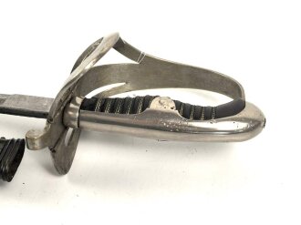 Preußen,  Kavallerie Säbel Modell 1952/ 79. Eigentumstück mit beidseitig geätzter Klinge und Klappbügelgefäß. In Teilen überarbeitetes Stück mit ordentlichem Gesamteindruck