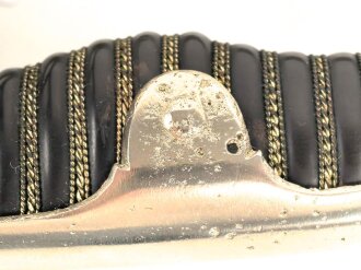 Preußen,  Kavallerie Säbel Modell 1952/ 79. Eigentumstück mit beidseitig geätzter Klinge und Klappbügelgefäß. In Teilen überarbeitetes Stück mit ordentlichem Gesamteindruck