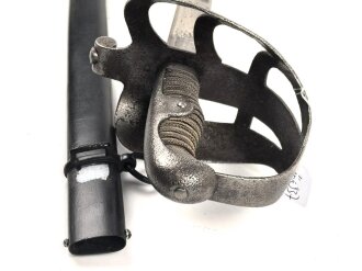 Preußen,  Kavallerie Säbel Modell 1952/ 79. Eigentumstück mit Pfeife, sogenannter "Feldwebelsäbel" Gereinigtes Stück, die Scheide neuzeitlich lackiert