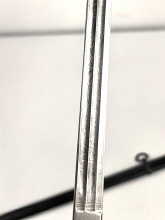 Preußen,  Pallasch für Kürassiere, Doppelseitig geätzte Klinge, die Scheide vermutlich neuzeitlich lackiert. Guter Gesamtzustand