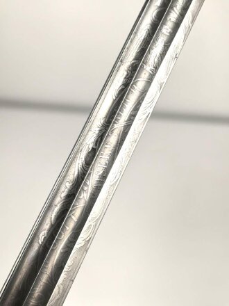 Preußen,  Pallasch für Kürassiere, Doppelseitig geätzte Klinge, die Scheide vermutlich neuzeitlich lackiert. Guter Gesamtzustand