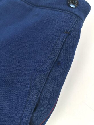 Kaiserreich, gerade Hose zum Waffenrock. Blau mit roter Biese. Stark getragenes Eigentumstück, ungereinigt, beschädigt