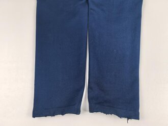 Kaiserreich, gerade Hose zum Waffenrock. Blau mit roter Biese. Stark getragenes Eigentumstück, ungereinigt, beschädigt