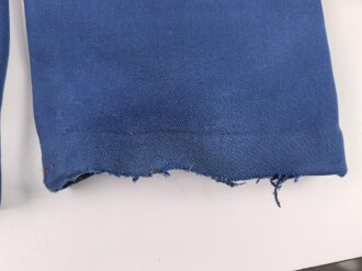 Kaiserreich, gerade Hose zum Waffenrock. Blau mit roter Biese. Stark getragenes Eigentumstück, ungereinigt, beschädigt
