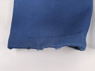 Kaiserreich, gerade Hose zum Waffenrock. Blau mit roter Biese. Stark getragenes Eigentumstück, ungereinigt, beschädigt