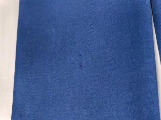 Kaiserreich, gerade Hose zum Waffenrock. Blau mit roter Biese. Stark getragenes Eigentumstück, ungereinigt, beschädigt