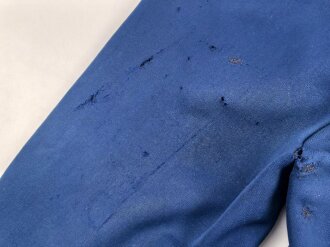 Kaiserreich, gerade Hose zum Waffenrock. Blau mit roter Biese. Stark getragenes Eigentumstück, ungereinigt, beschädigt