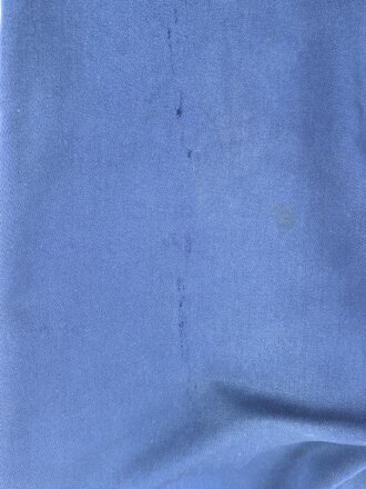 Kaiserreich, gerade Hose zum Waffenrock. Blau mit roter Biese. Stark getragenes Eigentumstück, ungereinigt, beschädigt