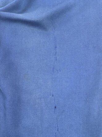 Kaiserreich, gerade Hose zum Waffenrock. Blau mit roter Biese. Stark getragenes Eigentumstück, ungereinigt, beschädigt