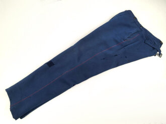 Kaiserreich, gerade Hose zum Waffenrock. Blau mit roter Biese. Stark getragenes Eigentumstück, ungereinigt, beschädigt