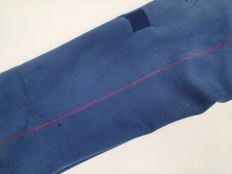 Kaiserreich, gerade Hose zum Waffenrock. Blau mit roter Biese. Stark getragenes Eigentumstück, ungereinigt, beschädigt